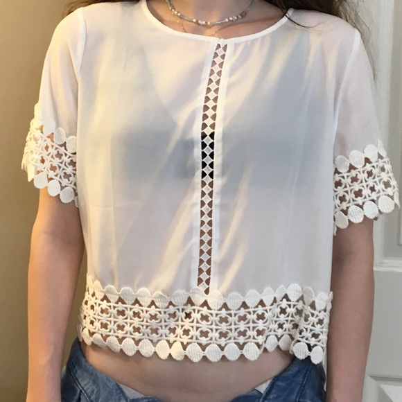 verty Tops - Verty top NWOT Cream crop sheer lace waist sleeve